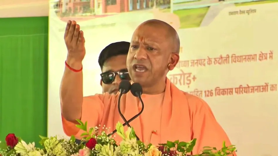 मुख्यमंत्री योगी आदित्यनाथ ने शुक्रवार को अयोध्या जिले के रुदौली क्षेत्र में 378 करोड़ रुपये से अधिक लागत की 126 विकास परियोजनाओं का लोकार्पण एवं शिलान्यास किया। कार्यक्रम के दौरान उन्होंने वीरांगना झलकारी बाई की प्रतिमा का अनावरण भी किया। सभा को संबोधित करते हुए मुख्यमंत्री ने प्रदेश सरकार की विकास योजनाओं का उल्लेख किया और विपक्षी दलों पर निशाना साधा। कथित चंदा चोरी प्रकरण का जिक्र करते हुए उन्होंने कहा कि मामले की जांच चल रही है और विशेष जांच दल (SIT) की रिपोर्ट आने के बाद सभी तथ्य स्पष्ट हो जाएंगे। योगी ने कहा कि कुछ लोग जनता को गुमराह करने का प्रयास कर रहे हैं, लेकिन जांच पूरी होने के बाद सच सबके सामने होगा। उन्होंने विपक्ष पर तंज कसते हुए कहा कि जो लोग अतीत में राम भक्तों के खिलाफ कार्रवाई के लिए जाने जाते हैं, वे आज नैतिकता का पाठ पढ़ाने की कोशिश कर रहे हैं। मुख्यमंत्री ने कहा कि राज्य सरकार विकास और विरासत दोनों को साथ लेकर आगे बढ़ रही है। उन्होंने बताया कि नई परियोजनाओं से क्षेत्र में सड़क, पेयजल, स्वास्थ्य, शिक्षा और अन्य बुनियादी सुविधाओं को मजबूती मिलेगी। वीरांगना झलकारी बाई को श्रद्धांजलि अर्पित करते हुए योगी ने कहा कि उनका संघर्ष और बलिदान देश की महिलाओं के लिए प्रेरणा का स्रोत है। उन्होंने युवाओं से उनके जीवन मूल्यों को अपनाने का आह्वान किया। कार्यक्रम में जनप्रतिनिधि, प्रशासनिक अधिकारी तथा बड़ी संख्या में स्थानीय नागरिक उपस्थित रहे।